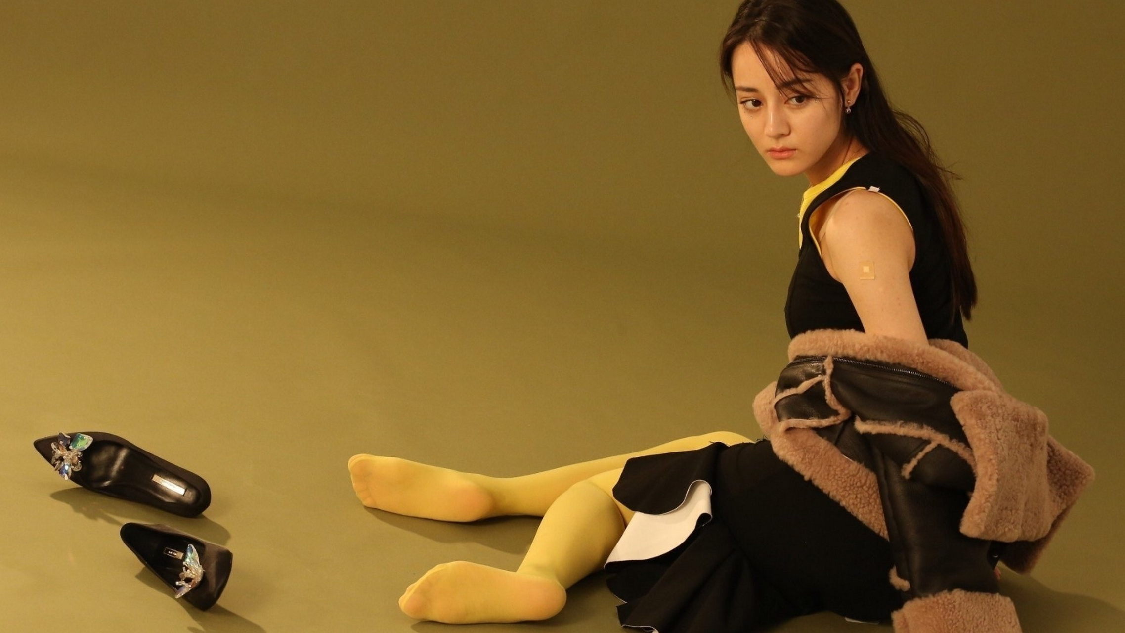 迪丽热巴  性感丝袜包裹美腿玉足,你能顶得住吗