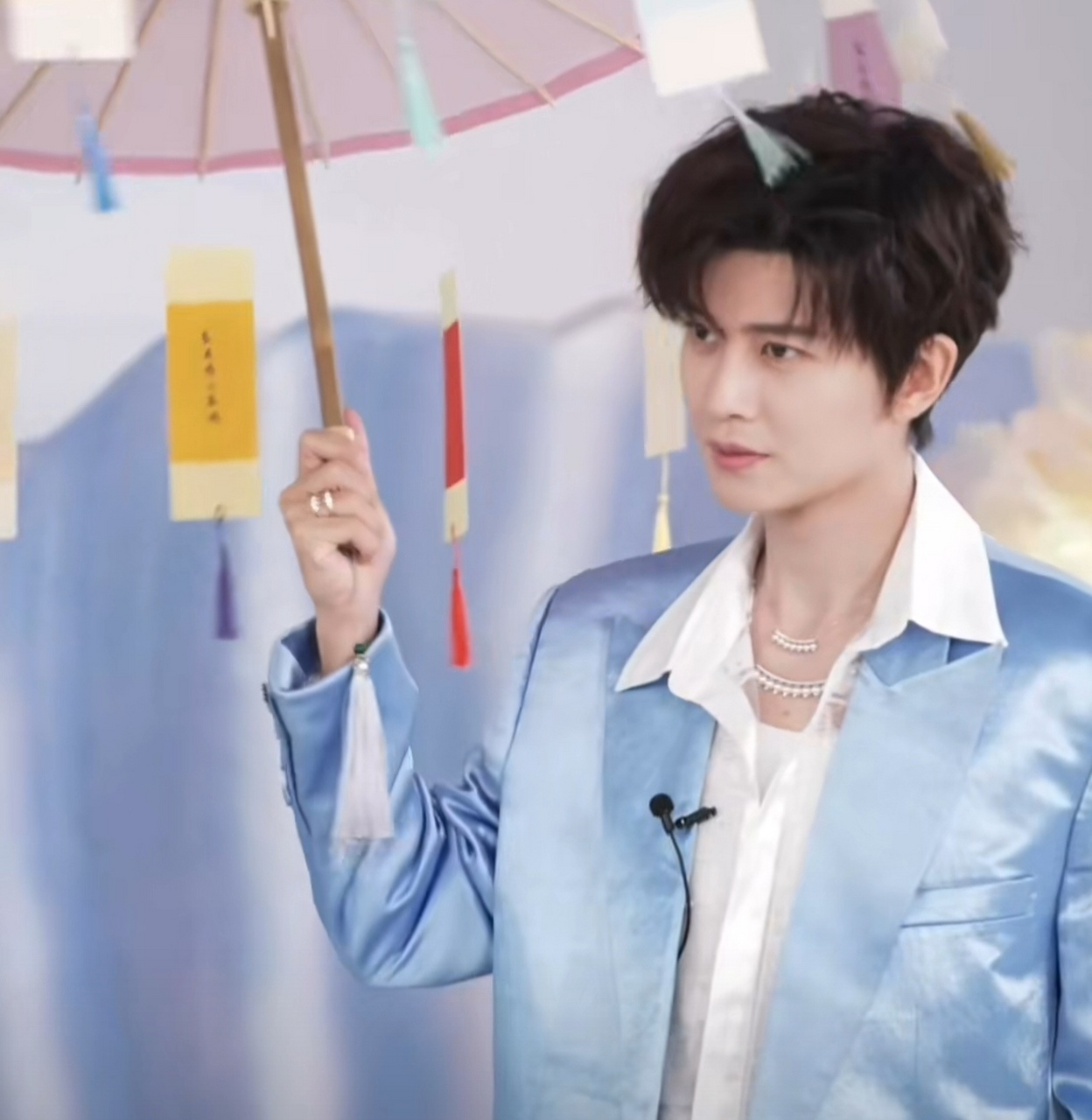 任嘉伦出席活动状态在线,蓝色西装外套质感特别高级,搭配白色衬衫清清