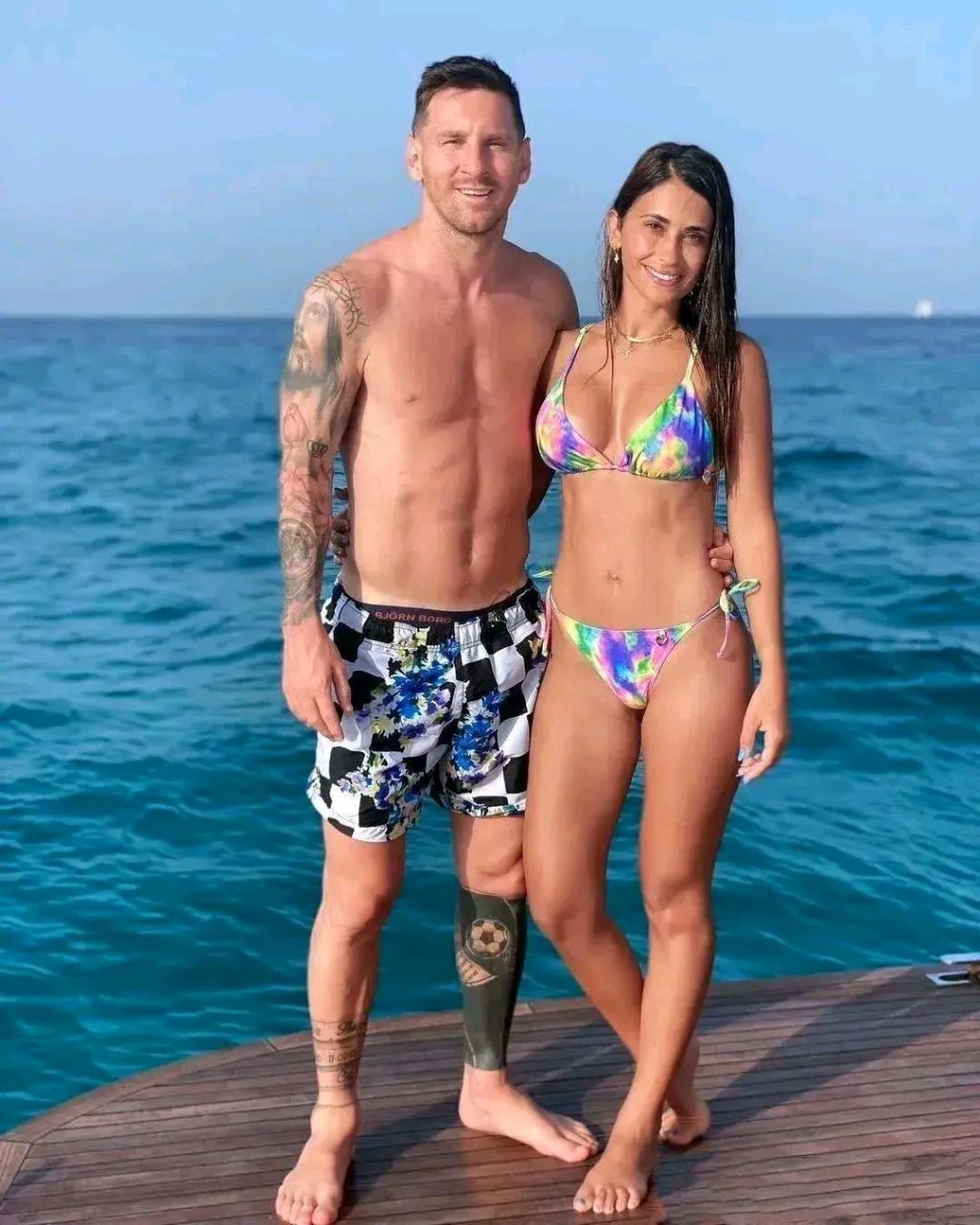 阿根廷夺得世界杯冠军后,梅西和妻子安东内拉在海边度假时的合影,已经