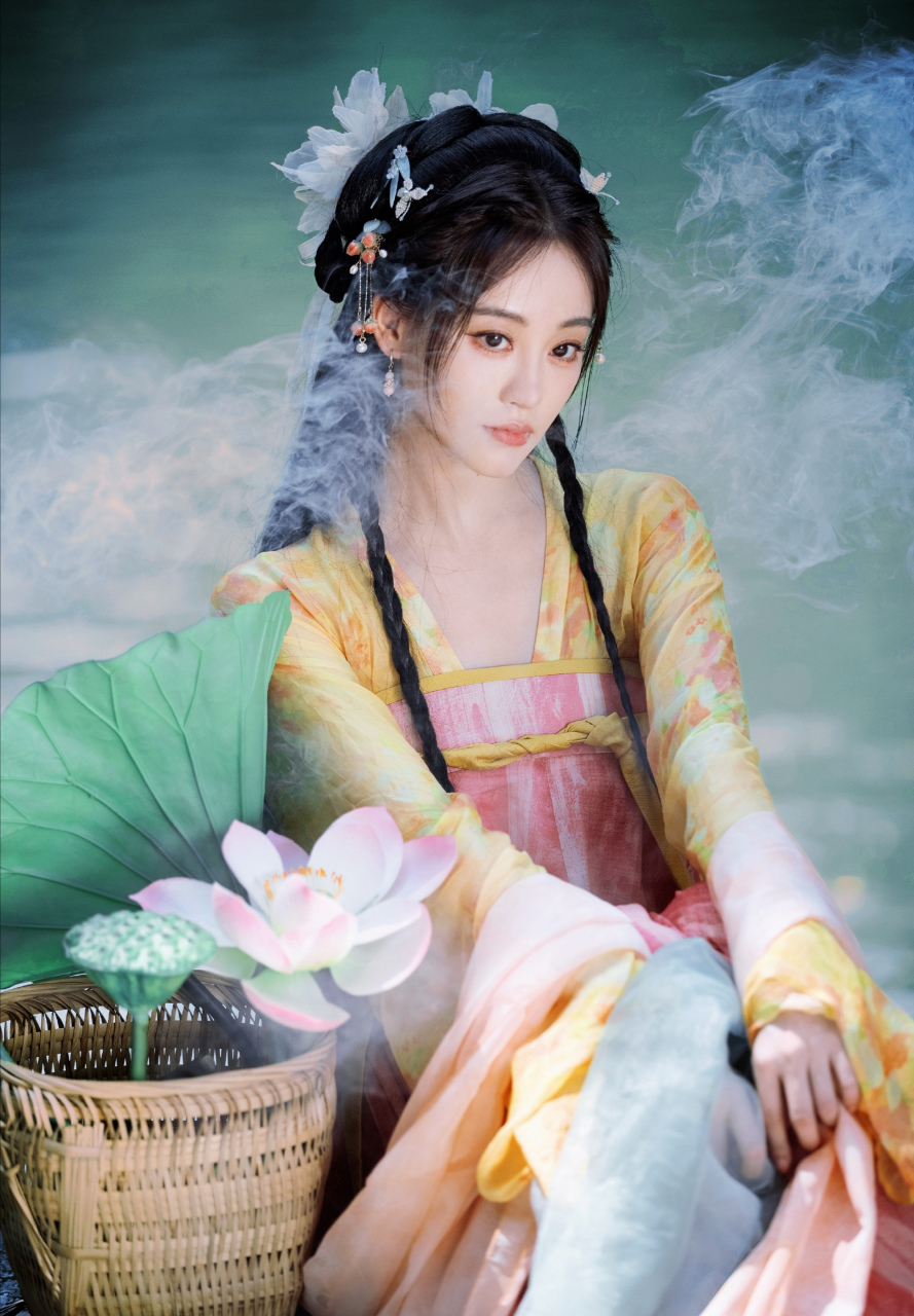 论祝绪丹与古装的适配度有多绝.这一组夏日荷池边古风写真图太美了.