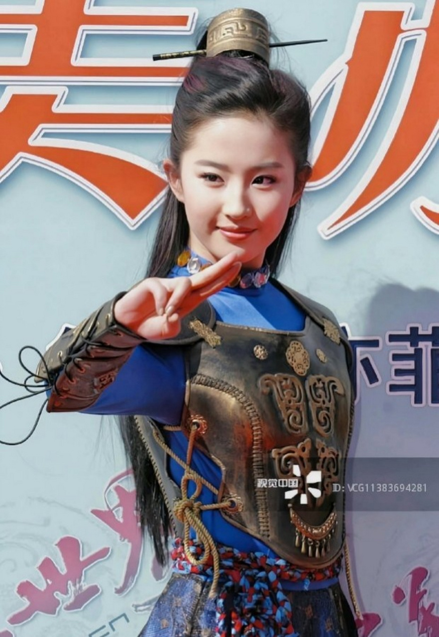 刘亦菲以前拍的游戏广告,是意气风发的少年女将军吖!