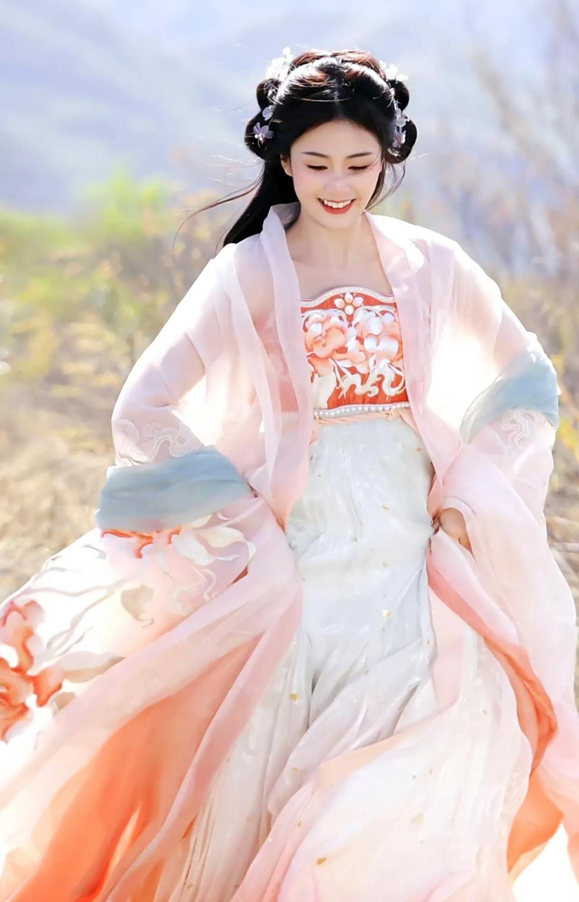 白鹿的古风造型太好看了,温婉甜美,轻盈飘逸,又美又仙!