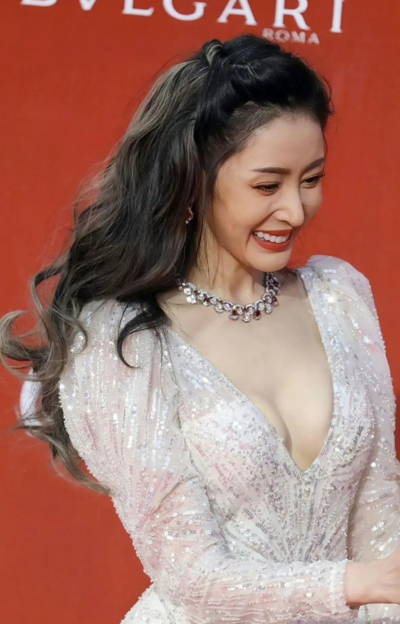 张天爱红毯礼服裙子照[滑稽] 说实话张天爱真的挺好看的.