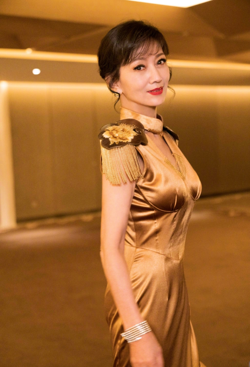 赵雅芝虽然老了,但是风韵犹存依旧很迷人,穿金色长裙,凸显好身材,高贵