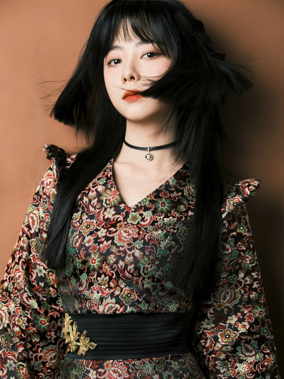 《净土》,经典的长发公主切加旗袍国风裙,让本就长得十分显小的谭松韵