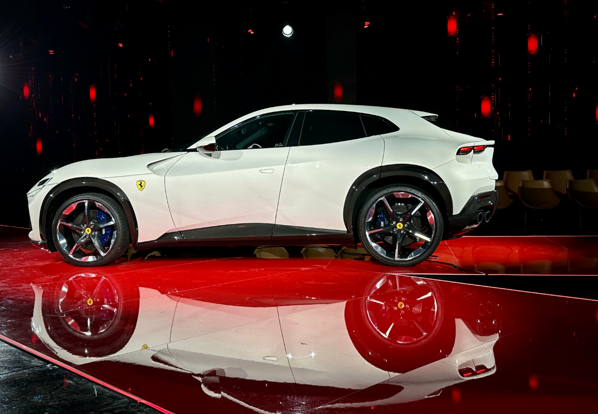 法拉利"fuv"上市,一张彩票搞不定!气质撞脸长安阿维塔11