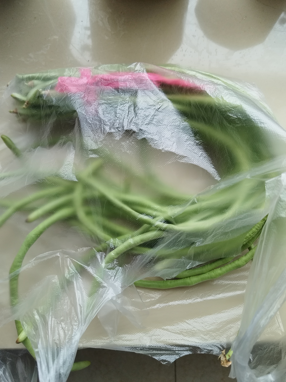 早上上班路上看到路边摊,有几个大妈在卖自己家种的蔬菜.