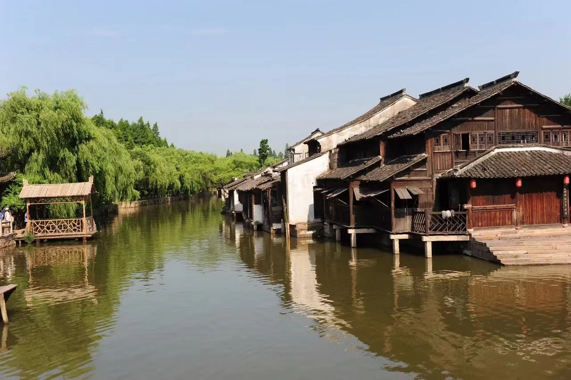 中国十大最美小镇排行榜:  1. 乌镇(浙江省嘉兴市) 2.