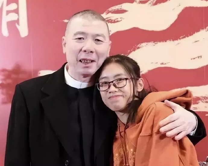 冯小刚17岁养女近照曝光,拍写真大片和养父神似,曾被指是私生女