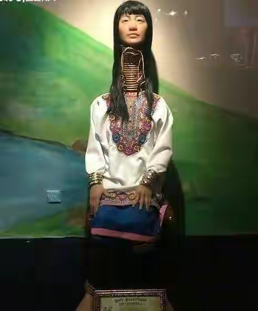 泰国一群和尚超度女鬼-泰国鬼片一个和尚一个女鬼