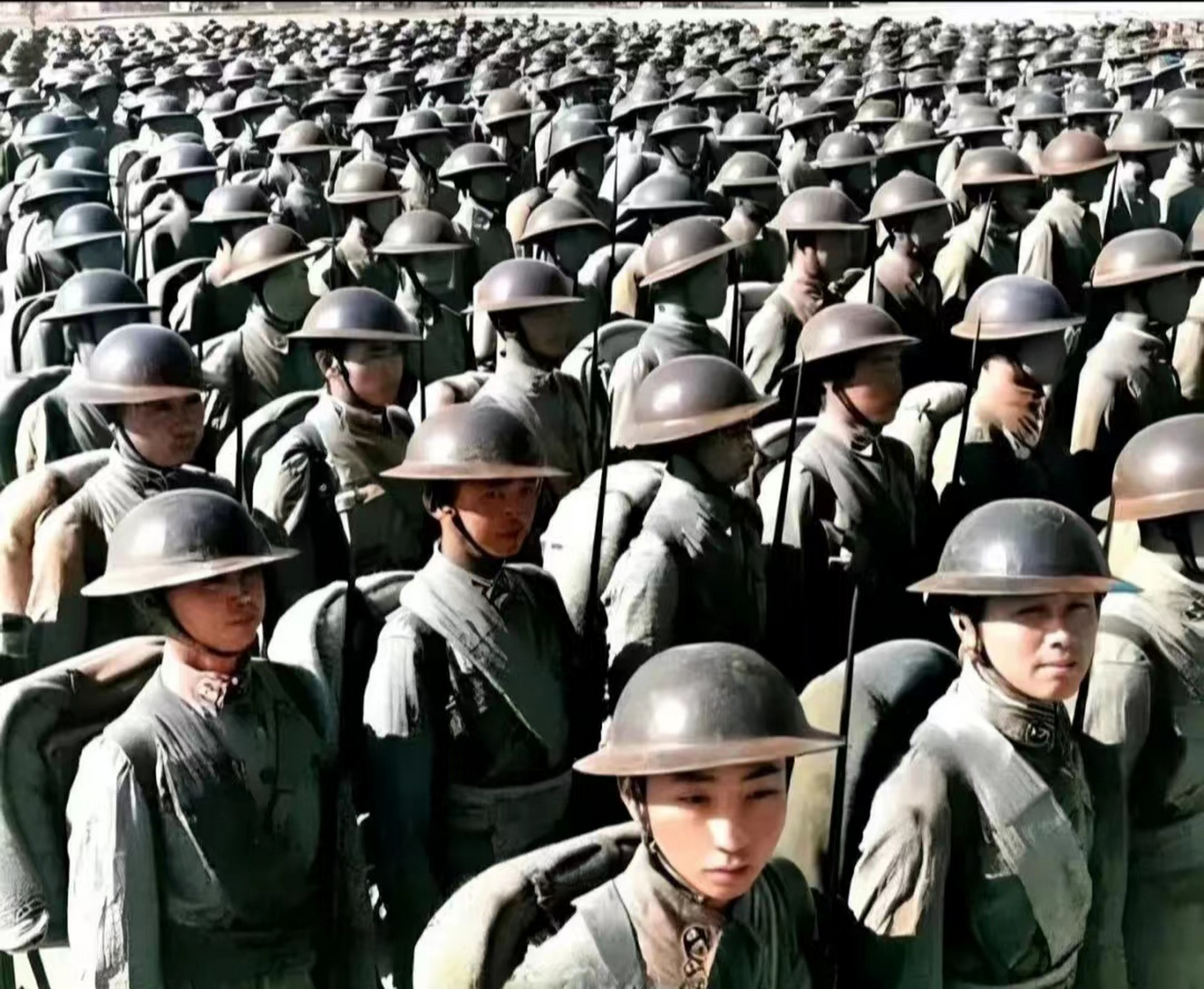 1937年,淞沪会战时期,支援上海的60000名广西"狼军"集结时的壮观场景.