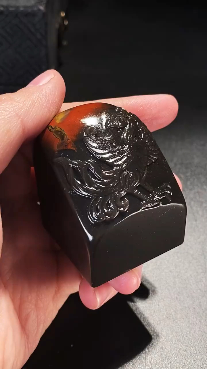 寿山牛角尼姑楼石 满金沙.题材:《有凤来仪》