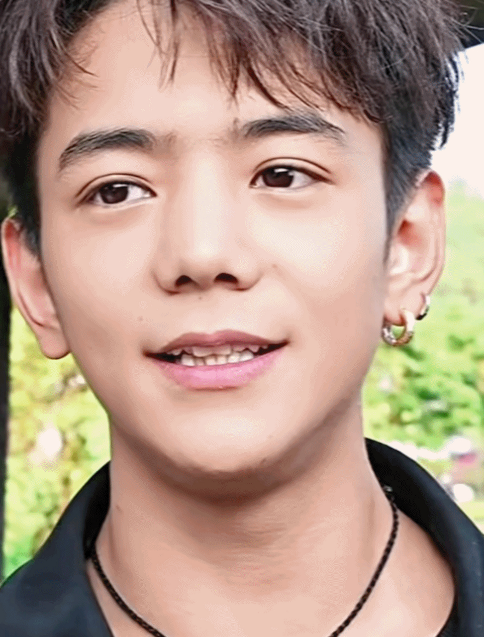 丁真走红之后依然保持纯真本色,眼神还是那么清澈.