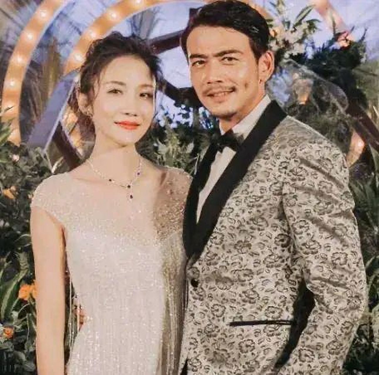 谁也想不到杨烁的老婆居然那么漂亮,看上去仪态端庄大方得体气质优雅.