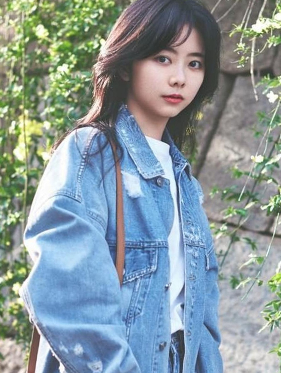 看谭松韵穿着蓝色牛仔装,就像高中生一样青春浪漫,看她精致小巧根本不