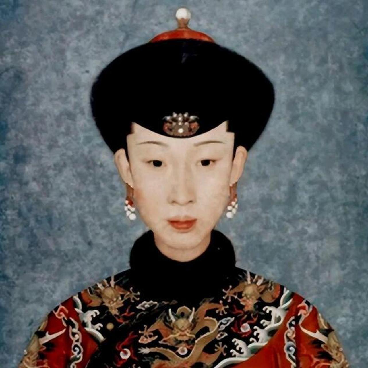 39岁的令妃刚生完小儿子永璘,乾隆便要求令妃侍寝,可正是乾隆的宠爱却