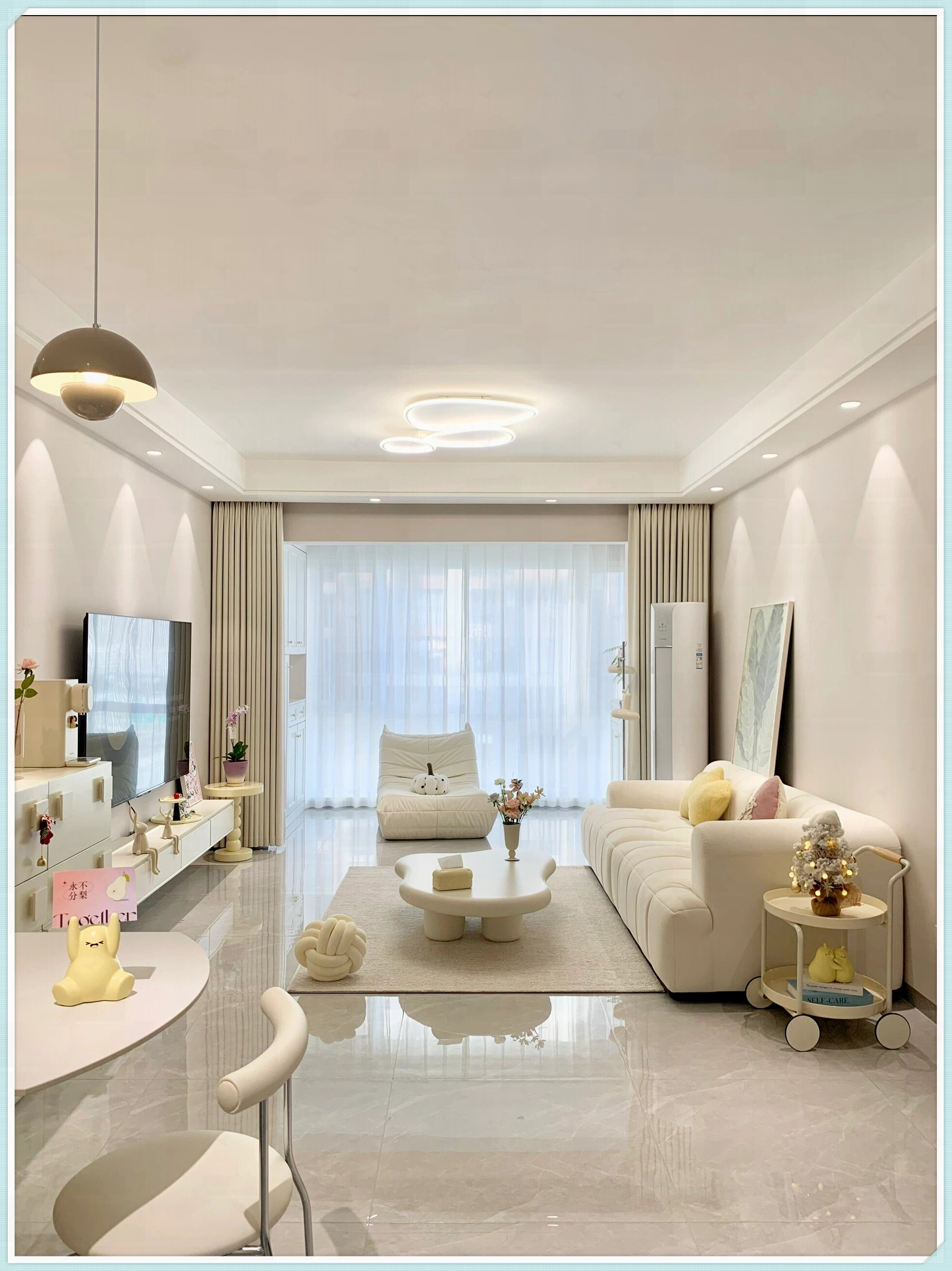 客厅以米白&奶油色调为主,素