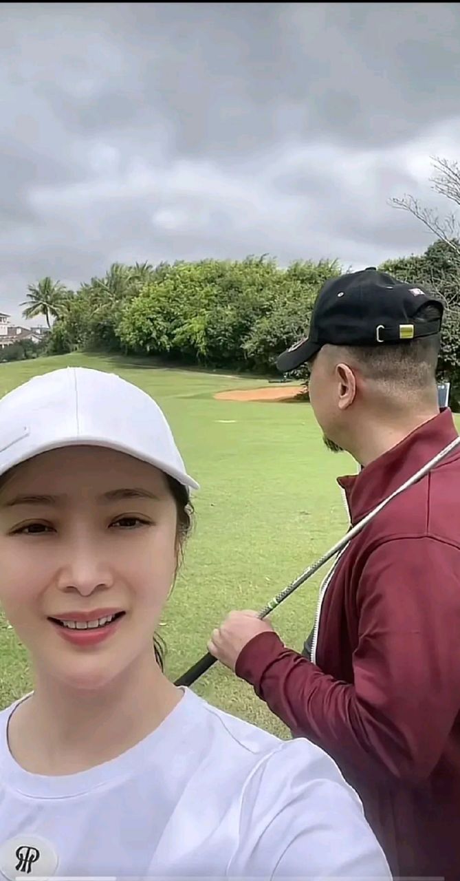 《狂飙》中程程的扮演者曲栅栅在社交平台发布一则视频,视频中老公