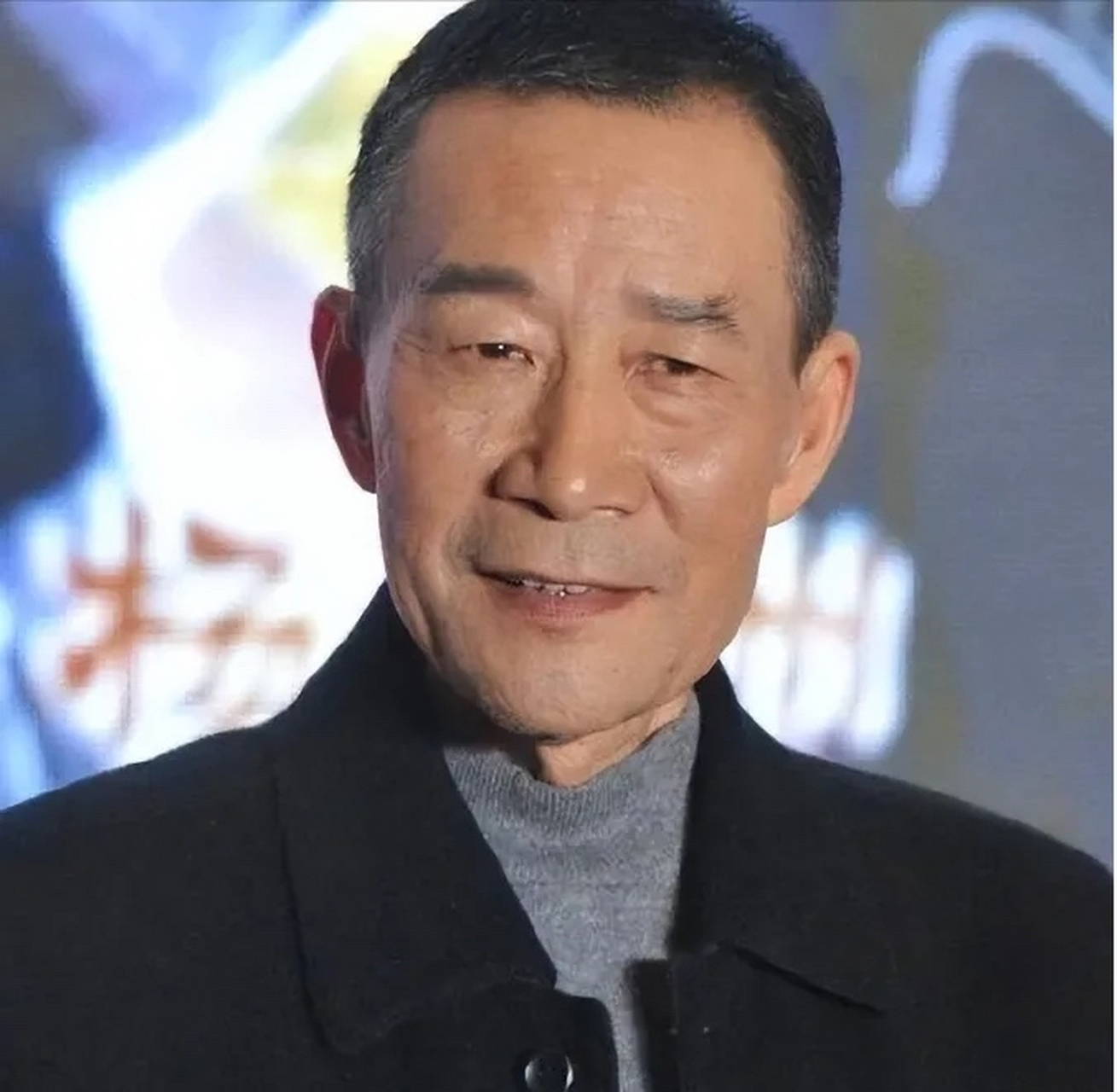 当年,李雪健演完宋江后,拿着34万的片酬兴高采烈地准备回家时,却接到