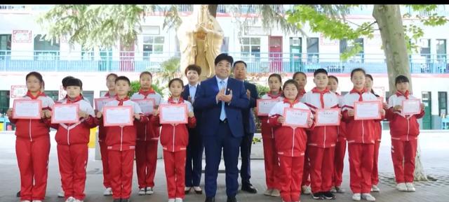 以人为本育桃李 闪光管理馨满园——方城县第五小学校长徐建坤