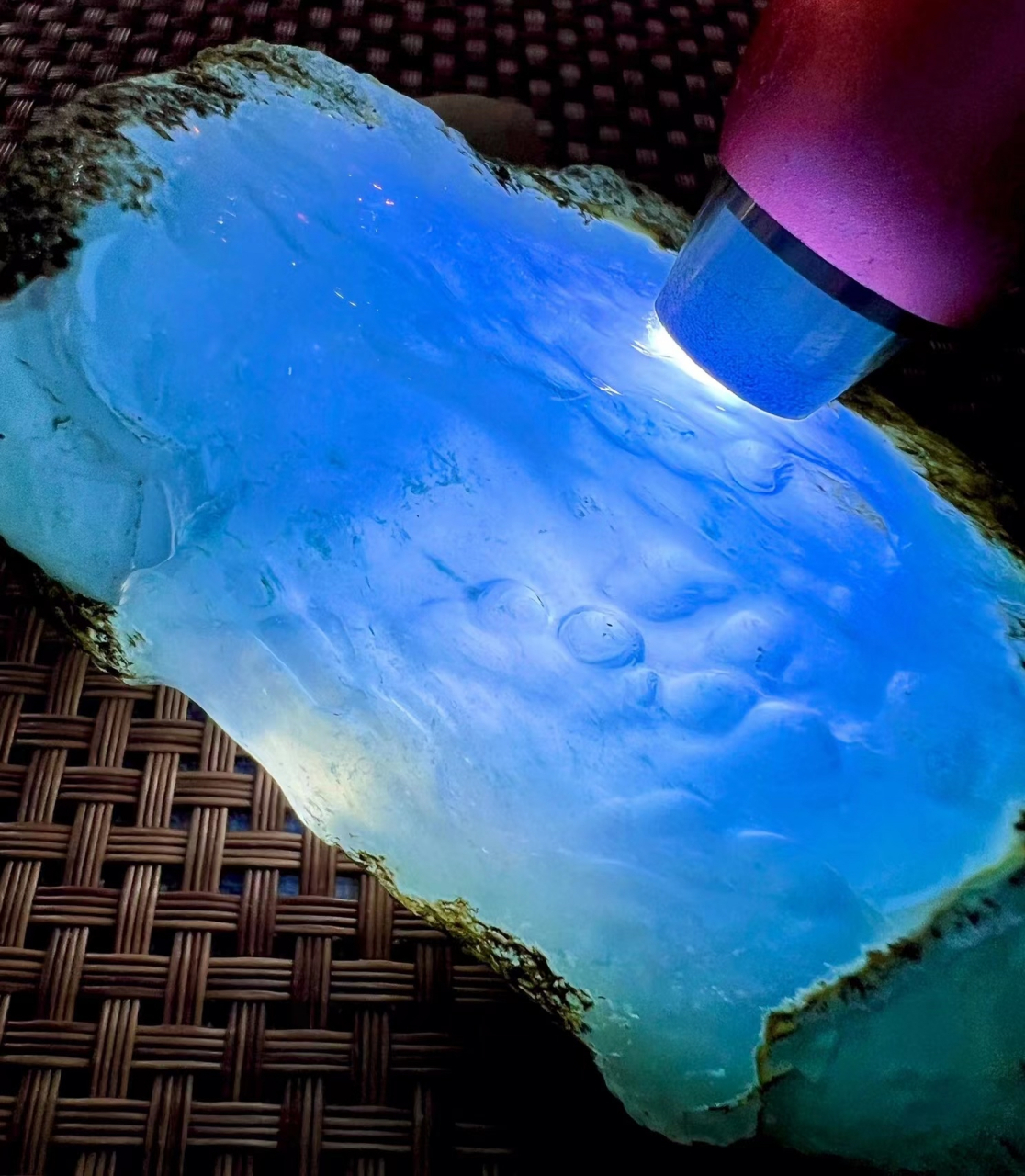 翡翠原石296克,8*6*3cm,莫西沙高冰天空蓝底飘蓝花,整块扒完化冰,肉质