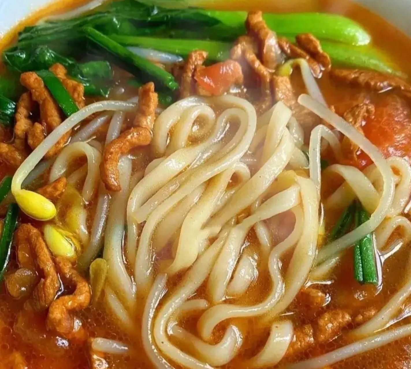 的美食分享#  肉丝炝锅面  食材:里脊肉,油菜,豆芽,西红柿,葱姜,面条