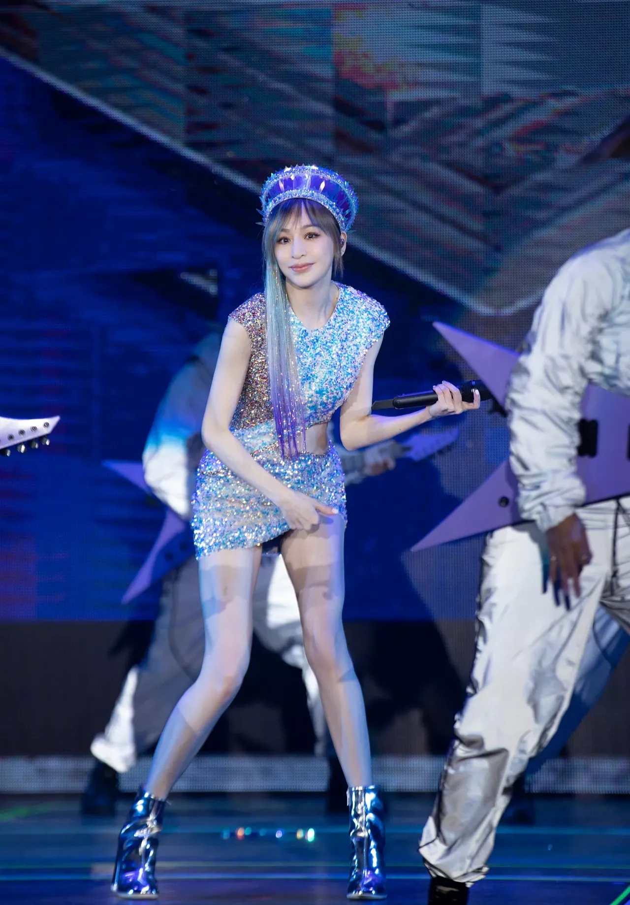 王心凌在舞台上绽放光芒,她的舞蹈服也太闪亮了