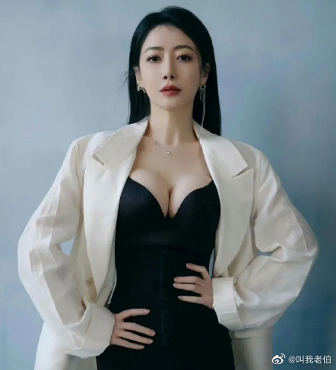 陈紫函身材高挑,火辣性感,和年轻老公合照也很配,可惜了两个人没有