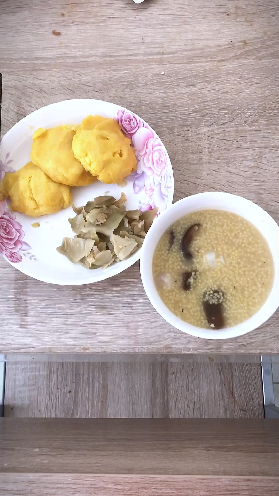 小米山药红枣粥,补血补身养气.