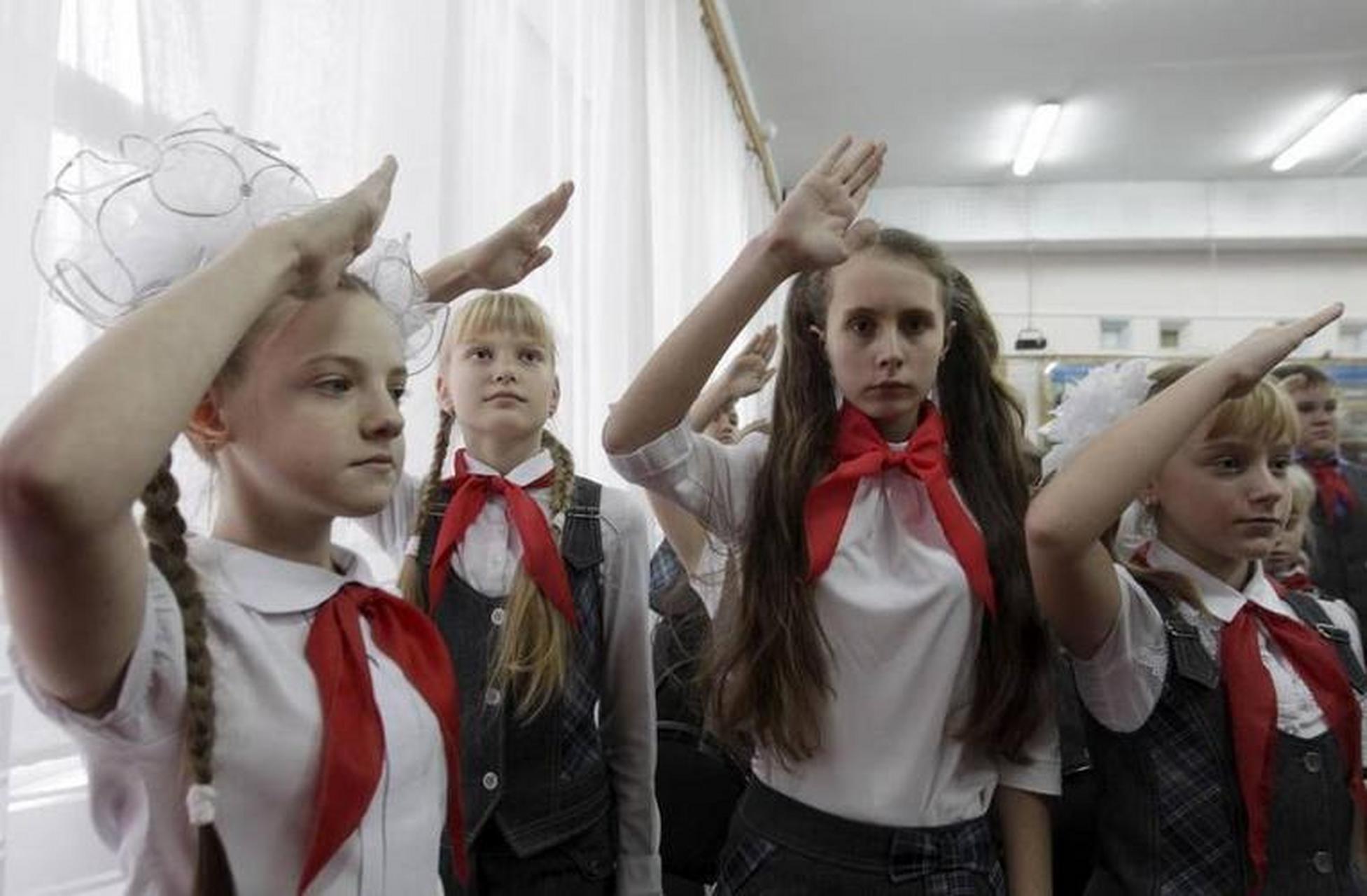 也曾是社会主义国家,他们的少先队员和我们的都一样,都带着红领巾