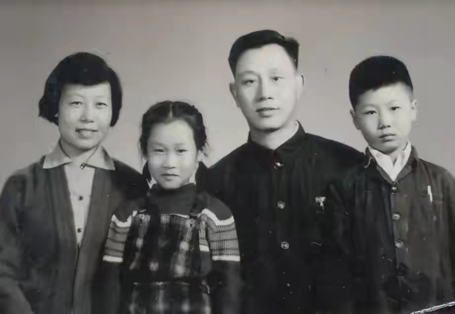 1967年,天津东风照相馆,四口之家全家福