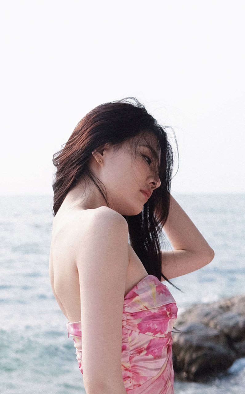 徐璐#徐璐超性感的泳衣照来咯,小姐姐的身材超火辣  举手投足间透露着