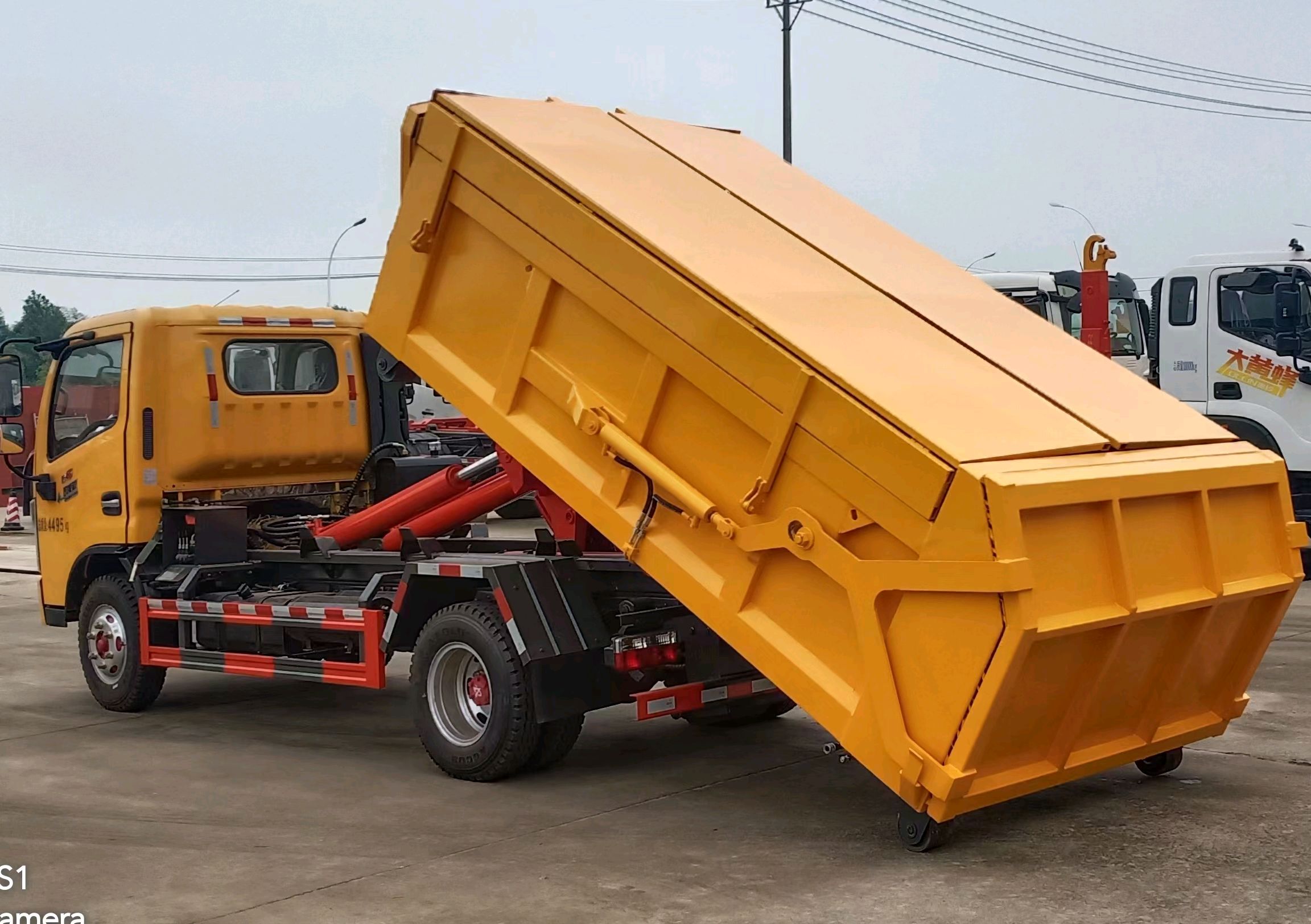 东风多利卡d6勾臂建筑垃圾车