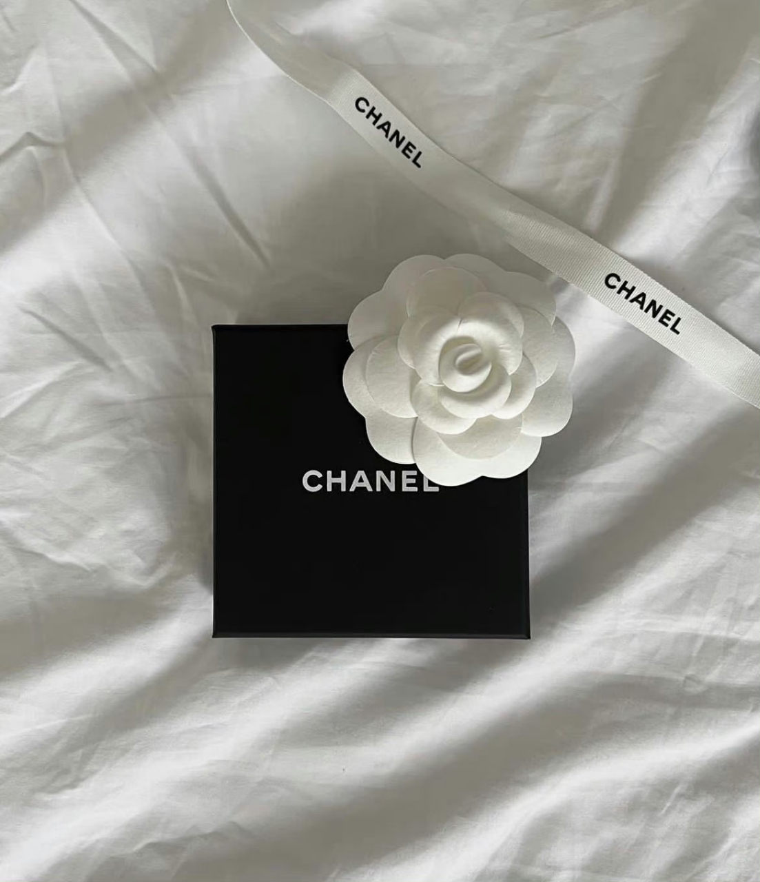 香奈儿今年的广告语:"如果有件事是必须要做的,先爱自己"