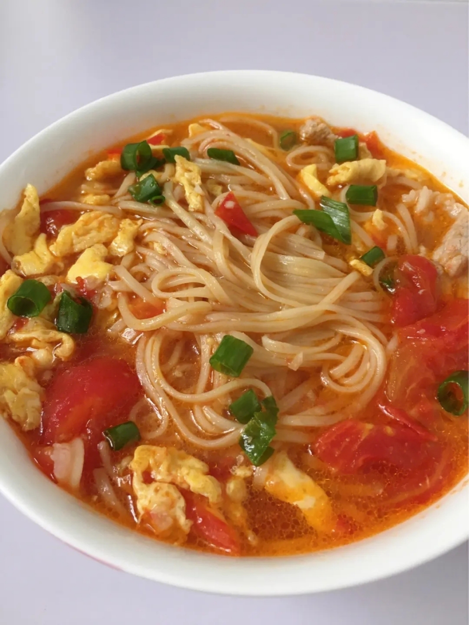 食材:面条,西红柿,鸡蛋,青菜,火腿肠  调料:盐,味精,葱花,胡椒粉