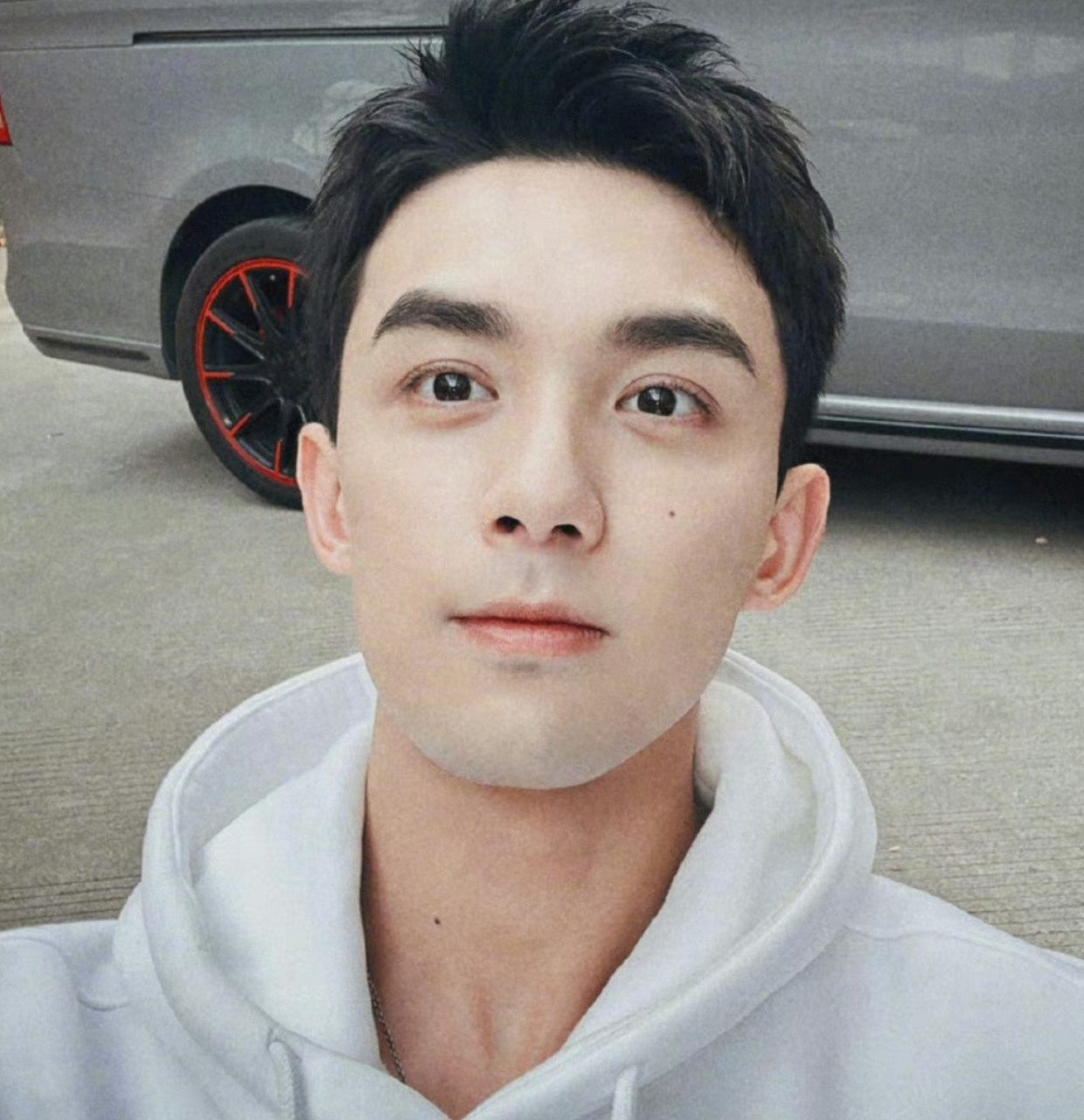 吴磊带着小北在剧组上班,拍照总是选很挑战脸型的角度,直男性格总爱