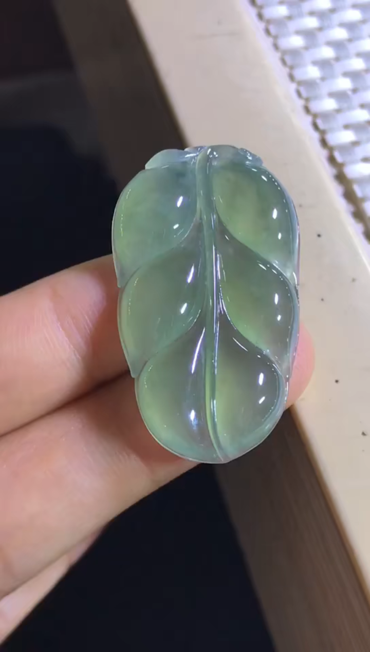冰冰透透的晴绿底翡翠叶子,冰清玉洁,大业有成,金枝玉叶