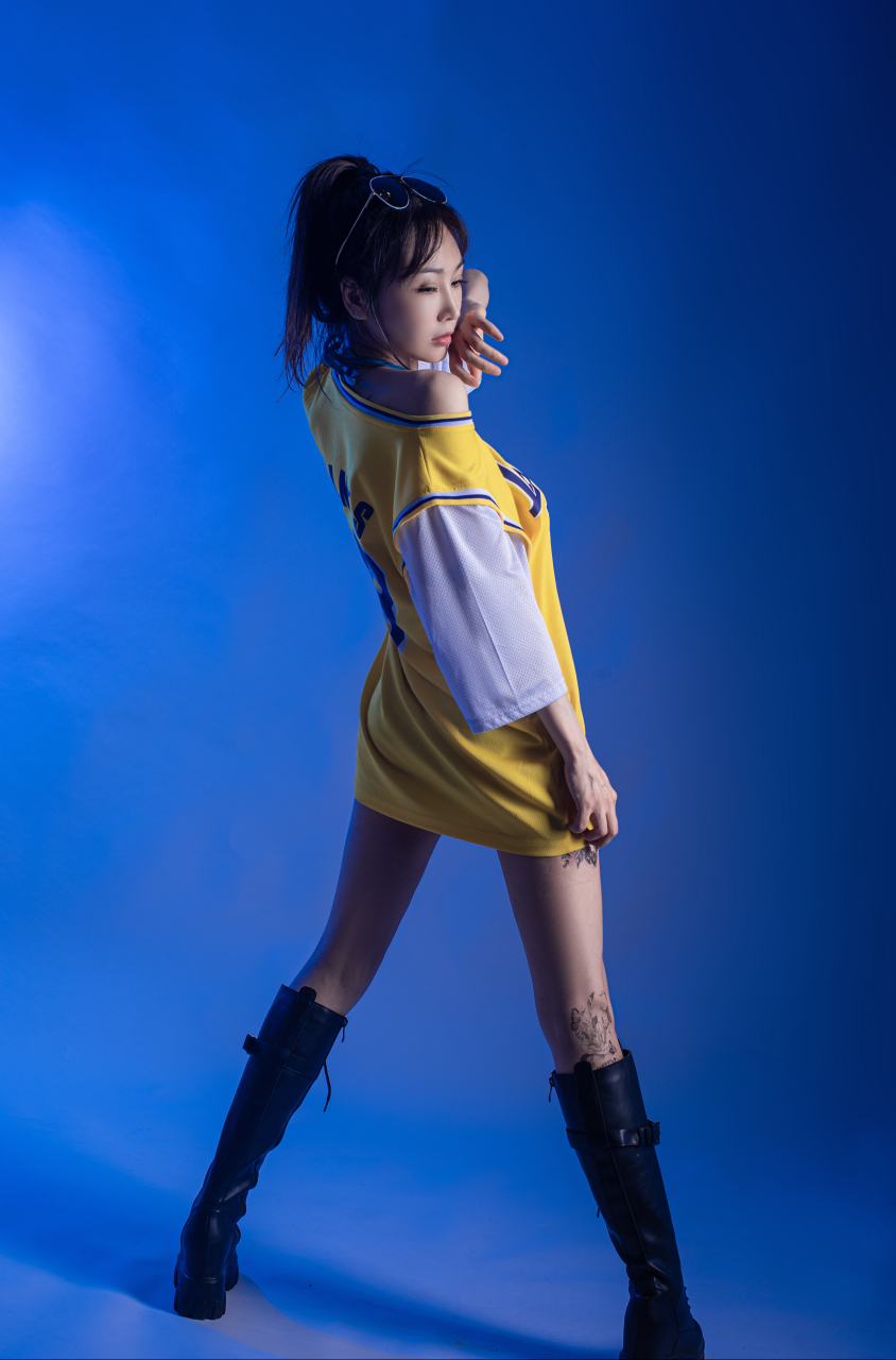 摆姿势是服装摄影中非常重要的一环,所以要拍的模特需要摆的姿势作为