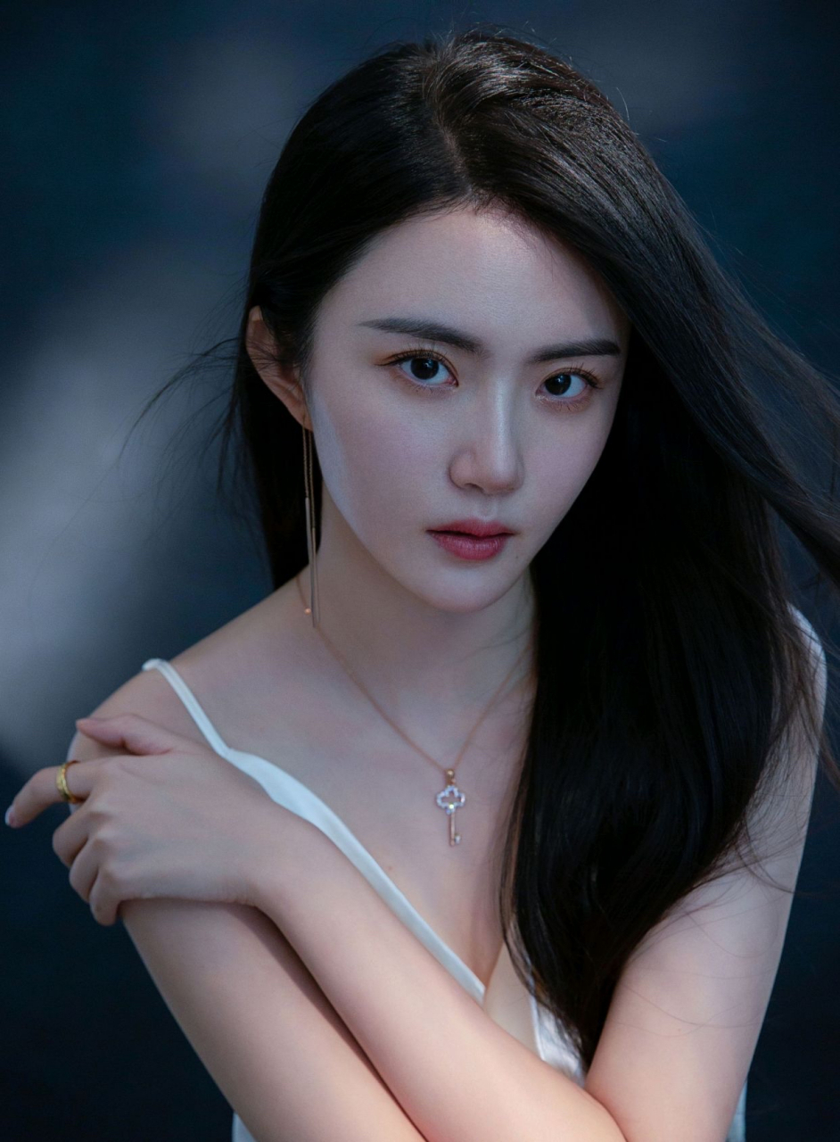 毕业于中央戏剧学院表演系本科,中国内地女演员,模特