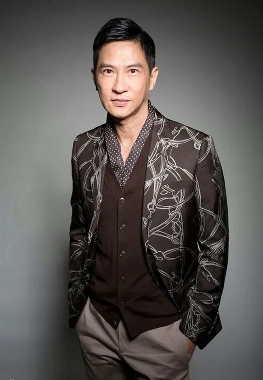 有一次,刘德华向张家辉要联系方式,张家辉回复说:"可以,你去香港找