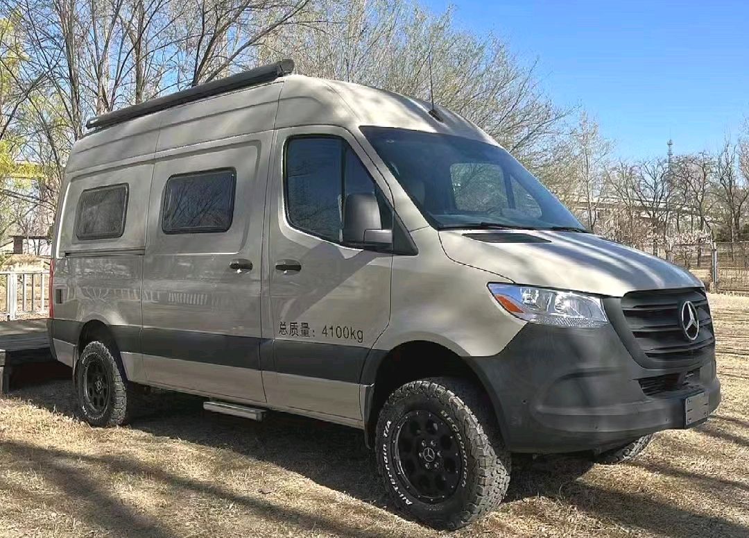 奔驰牌"越野旅居车"曝光,标配四驱,高车顶大空间设计,真霸气