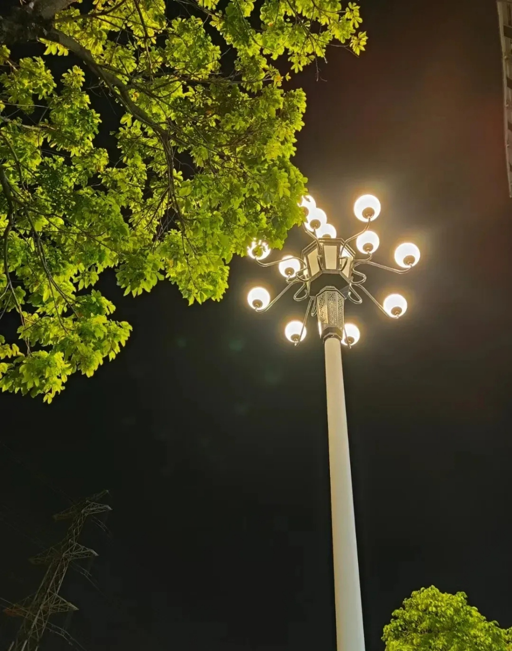 夜里有一男子的喝多了,猛敲路灯杆子.路人问道:你在干嘛呢?