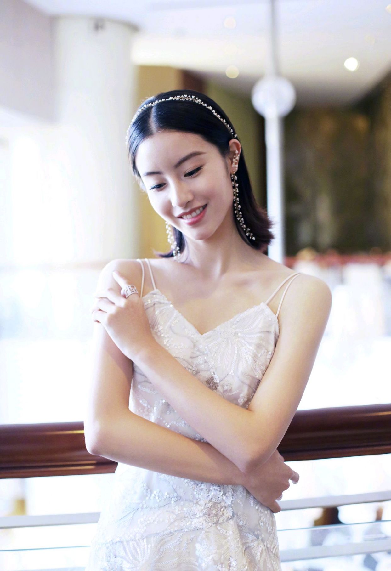 毛晓慧身穿白色吊带裙,身材纤细高挑,少女感十足