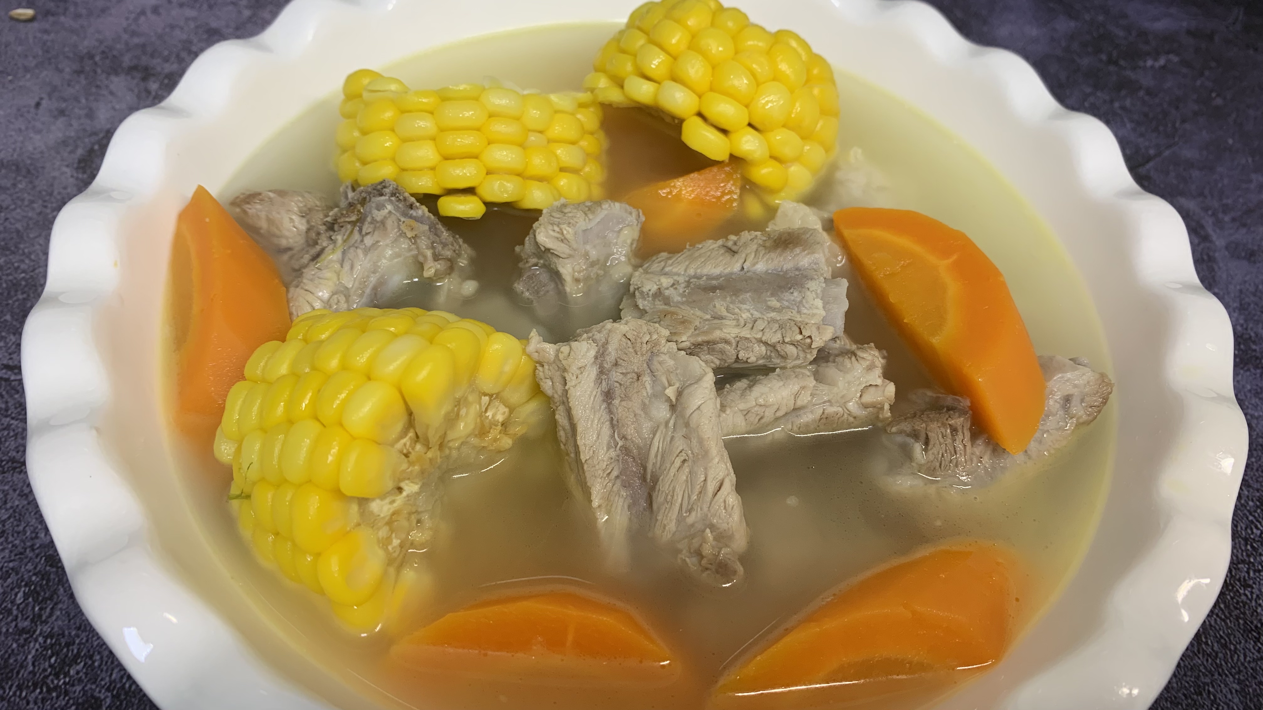 大厨教你炖玉米排骨汤,汤白清甜鲜美,肉嫩软烂,大人小孩都爱喝