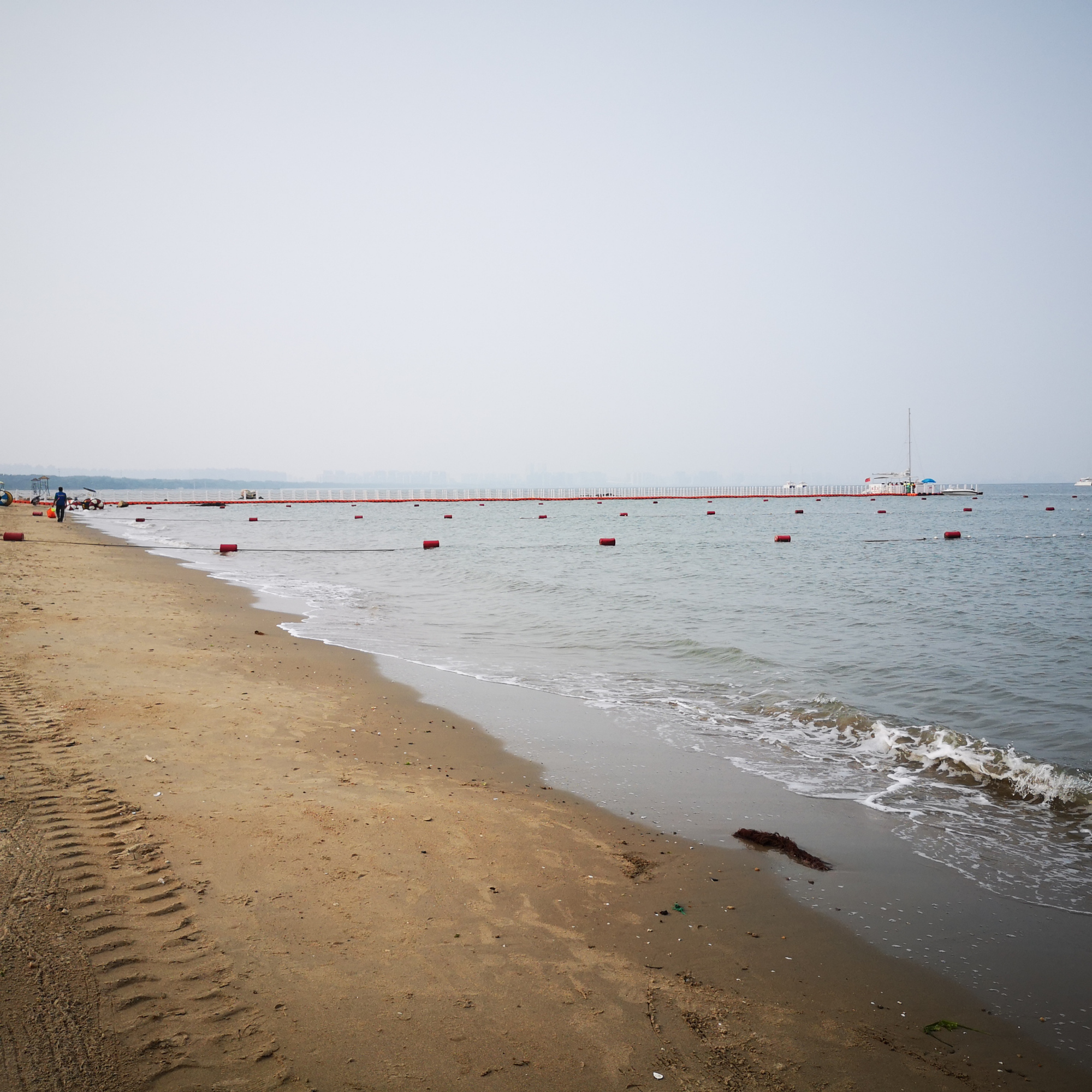 夏日的秦皇岛海滩,美极了- ()