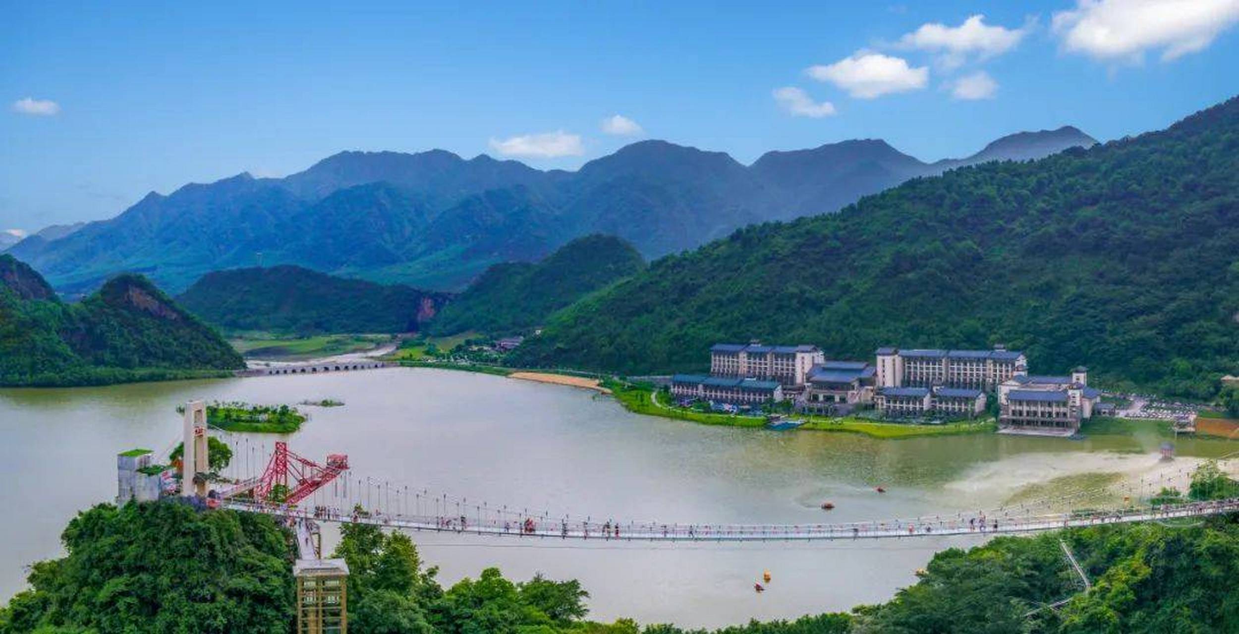 英德栖湖酒店选址直面美丽的浈阳湖,站在酒店大堂即可见水波荡漾之美