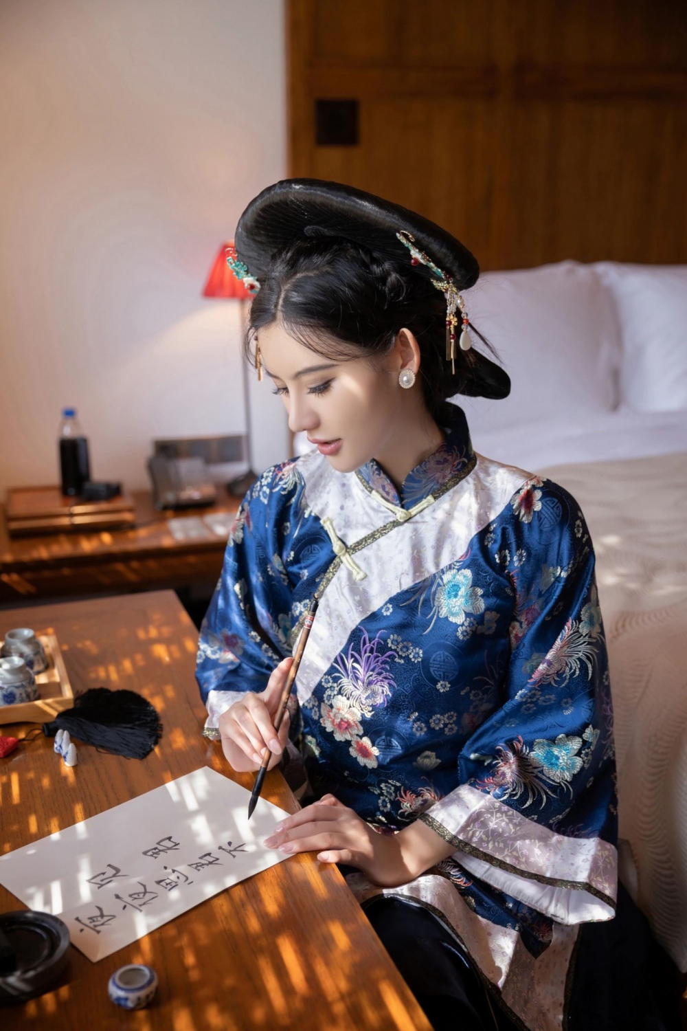 满族传统服饰的现代美