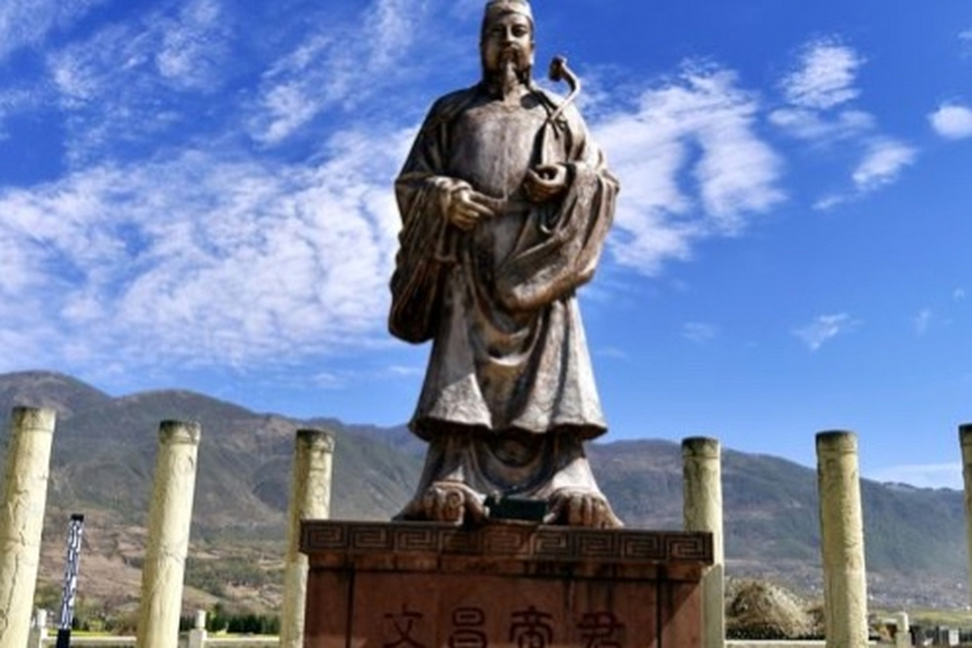 文昌故里:位于四川省越西县中所镇,这里是当地人休闲娱乐的首选地.