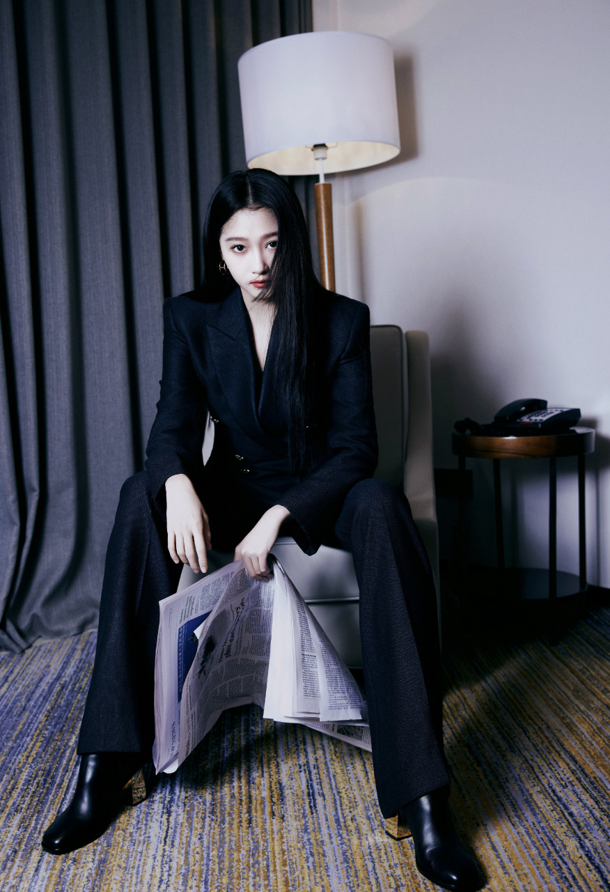 关晓彤这一身西装穿搭简直太酷了,这不妥妥的女霸总吗.