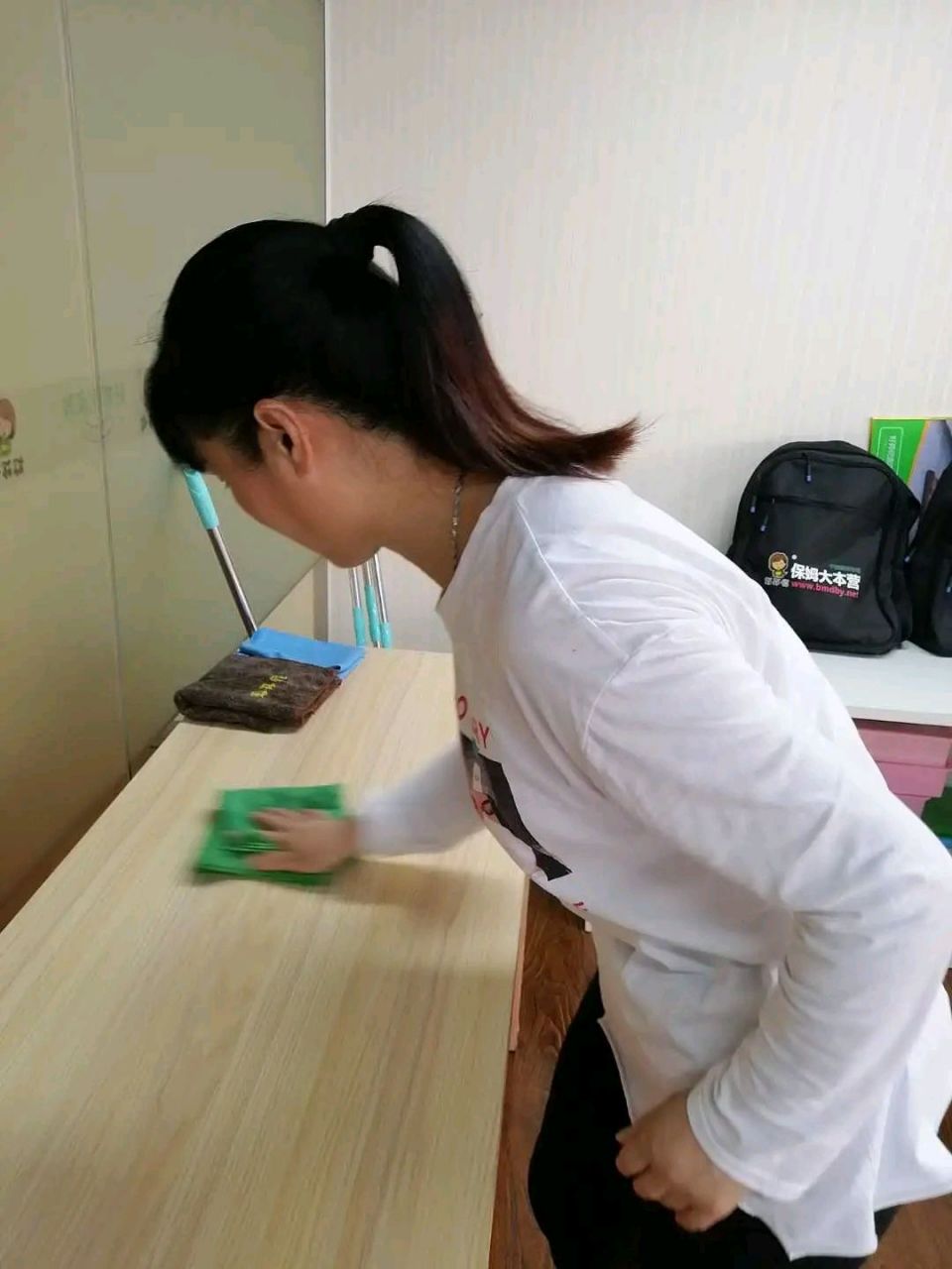 18岁小保姆,被老教授引诱发生关系,反手拿他3000元,被抓后声称:你老公